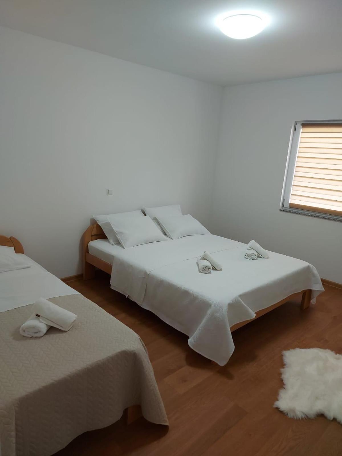 Apartmani Franciska 亚伊采 外观 照片