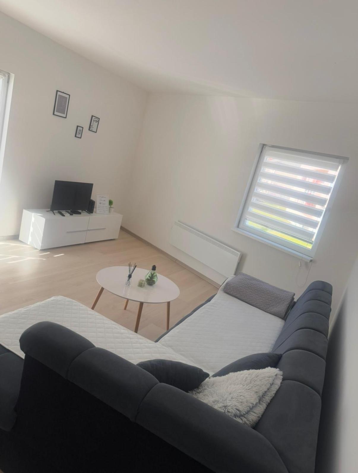 Apartmani Franciska 亚伊采 外观 照片